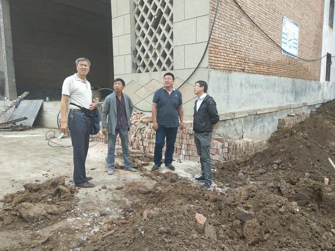 工作人员在分管领导的带领下组织监理单位深入到马厂镇张庄排水渠工程